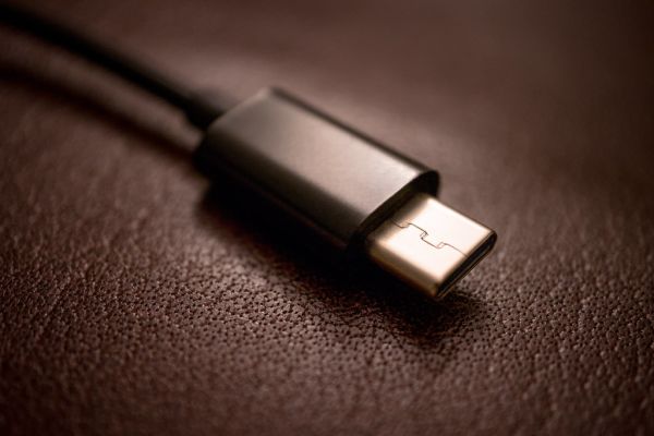 USB-C 케이블 구매 기준: 60W·240W와 데이터 속도를 따로 읽기 — 기사 HERO 이미지